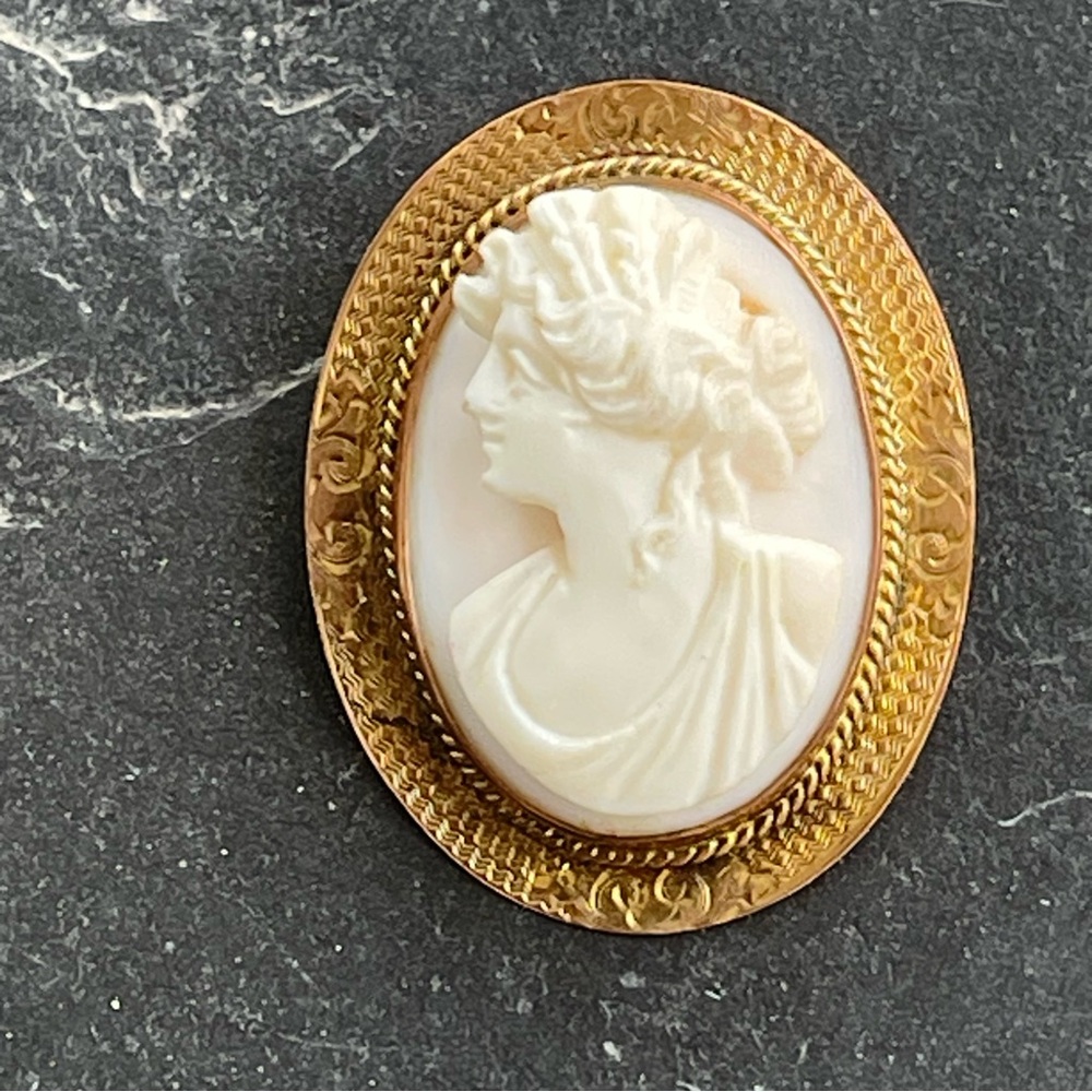 Vintage 1920’s Queen Conch Shell Cameo Brooch / Pendant 10kt. Yellow gold.